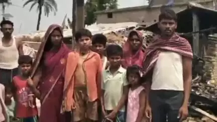 धोली मुरौल: मालपुर अग्रेल गांव में आग लगने से दो परिवारों के घर राख हो गए, हजारों रुपए की संपत्ति नष्ट हुई