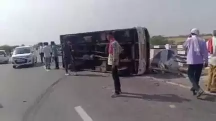 देवली: नेशनल हाईवे 116 पर ढिकोलिया गांव के समीप बस का टायर फटने से बस पलटी, 10 से ज्यादा लोग घायल