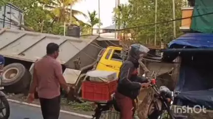 പറവൂർ: വടക്കൻ പറവൂർ കൊടുവള്ളിക്കാട് ലോറി നിയന്ത്രണം വിട്ട് വീട്ടിലേക്ക് മറിഞ്ഞ് അപകടം, ഒരാൾക്ക് പരിക്കേറ്റു