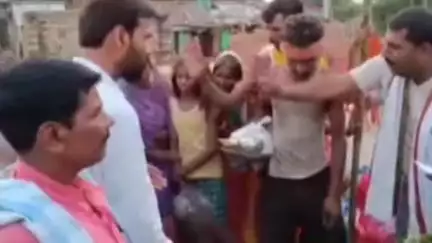 पीरपैंती: रामनगर में पीड़ित परिवार की मदद के लिए पहुंचे राजद नेता डॉक्टर दीपक