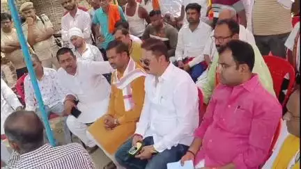 बड़हरिया: छक्का टोला में वीडियो बनाने को लेकर दो पक्षों में मारपीट, आधा दर्जन लोग घायल, पीड़ित परिवार से मिले भाजपा जिलाध्यक्ष
