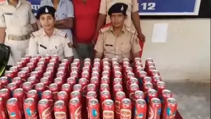 रक्सौल: पलनवा थाना क्षेत्र के लक्षमनवा से 2 तस्कर, रुपेश कुमार और समीर कुमार, ग्राम करमवा बाजार निवासी शराब के साथ गिरफ्तार