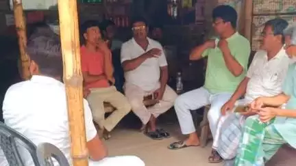 সামশেরগঞ্জ: অন্তদ্বীপা এলাকায় সাধারণ বাসিন্দাদের সঙ্গে কথা বলে জনসংযোগ করলেন বিধায়ক