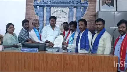 కాంగ్రెస్ ప్రభుత్వందళితులకు ఎన్నికల్లో ఇచ్చినహామీలనునెరవేర్చలేదనికిల వరంగల్ తాసిల్దార్ కి దళిత హక్కుల పోరాట సమితి వినతి