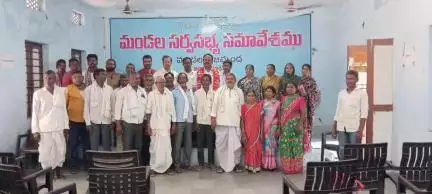 బిచ్కుంద: బిచ్కుంద ఎంపిడిఓకు సమ్మె నోటీసును అందజేసిన సీఐటీయూ నాయకులు