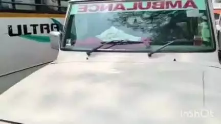 थावे: थावे मीरगंज मुख्य पथ पर लगा जाम, एंबुलेंस दो घंटे तक फंसा, पुलिस ने कार्रवाई की