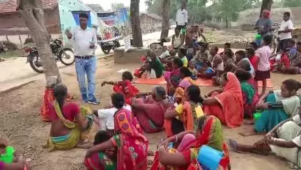 यूएस कंपनी की ओर से किसान गोष्ठी का आयोजन किया गया जिसमें कंपनी के प्रतिनिधि मनोज कुमार और टेरिटरी मैनेजर सूरज कुमार