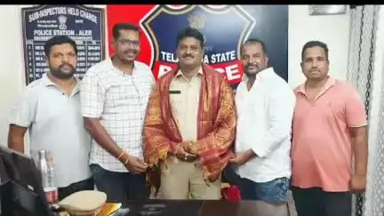 ఆలేరు: పట్టణ సీఐగా బాధ్యతలు చేపట్టిన కొండలరావు, మర్యాదపూర్వకంగా కలిసి శాంతి భద్రతల పరిరక్షణకు కృషి చేయాలని కోరిన కాంగ్రెస్