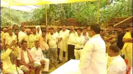 कौआकोल: कौवाकोल में जनसभा को संबोधित करते हुए जदयू के पूर्व विधायक कौशल यादव, जनता ने राखी समस्या पर अपनी बात रखी