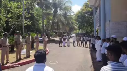 ಭಟ್ಕಳ: ನಗರ ಠಾಣೆ ಆವರಣದಲ್ಲಿ ರೌಡಿಶೀಟರ್‌ಗಳ ಪರೇಡ್, ಅಪರಾಧ ಪ್ರಕರಣಗಳಲ್ಲಿ ಭಾಗಿಯಾಗದಂತೆ ಪೊಲೀಸ್ ಉಪಾಧೀಕ್ಷಕರ ಎಚ್ಚರಿಕೆ