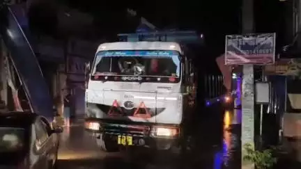 কেশিয়ারি: প্রবল ঝড় ও বৃষ্টির ফলে কেশিয়াড়িতে রাজ্য সড়কের উপর ভেঙে পড়ল মেলার ওভারগেট, অবরুদ্ধ সড়ক