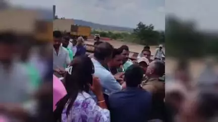 शाहूवाडी: नावली येथे ओव्हरटेक केल्याच्या कारणावरून मलकापूर आगाराच्या एसटी बस ड्रायव्हरला कारचालक पती-पत्नीकडून मारहाण.