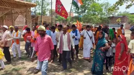 सतगावां: राउतडीह में महायज्ञ के लिए झंडारोहण किया गया