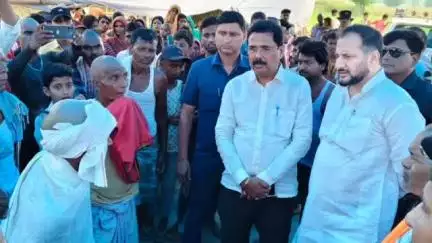 छातापुर: छातापुर के भट्टावारी गांव में दिवंगत नाई के परिजनों से मिले मंत्री