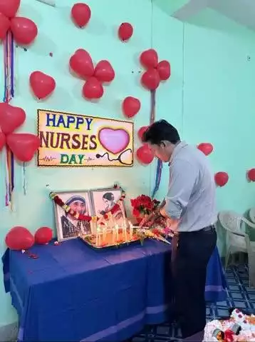 कसडोल बीएमओ डॉक्टर रवि अजगले ने मनाया नर्स दिवस मदर टेरेसा के सामने जलाए मोमबत्ती और सभी नसों का किया सम्मान कहां सेवा स