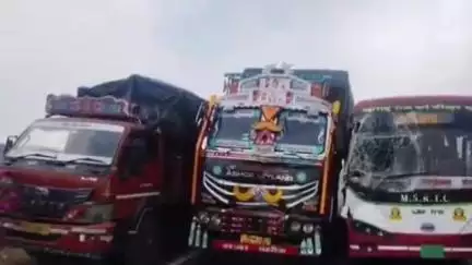 गेवराई: बीड आगाराच्या पर्यावरण पूरक बस आणि ट्रकचा पाचोड जवळ अपघात