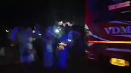 அணைக்கட்டு: செல்போன் பேசிக்கொண்டு மூலைகேட் பகுதியில் ஓட்டுநர் மரத்தின் மீது தனியார் பேருந்தை மோதி 20 பேர் காயம்