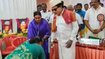 இலுப்பூர்: அன்னவாசலில் நடந்த அதிமுக பூத் கமிட்டி கூட்டத்திற்கு MGR, ஜெயலலிதா வேடமணிந்து வந்தவர்களிடம் வாழ்த்து பெற்ற அதிமுகவினர்