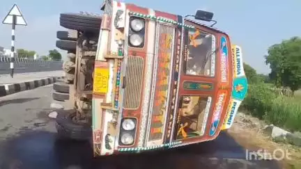 આંકલાવ: આસોદર ઓવરબ્રિજ નજીક ટ્રક રસ્તામાં પલટી ખાઈ ગઈ