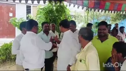 ధర్మసాగర్: కేశవ నగర్ లో బీ ఆర్ ఎస్ పార్టీ  మహిళా కార్యకర్త మృతదేహానికి పూలమాలవేసి నివాళులు అర్పించిన మాజీ ఉపముఖ్యమంత్రి