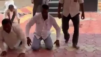 भूम: सार्वजनिक बांधकाम विभाग भूम येथे रस्त्यासाठी अंतरगाव ग्रामस्थांचे लोटांगण आंदोलन #Jansamasya