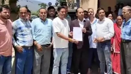 गरुड़: बिगत दिनों RPFजवान व तीन लोगों के साथ मारपीट के आरोपियों को हल्की धारा लगाकर छोड़ने पर मटेना के ग्रामीण SDMगरूड से मिले