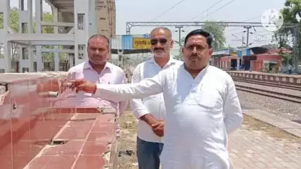 मुसाफिरखाना: रेलवे उपभोक्ता सलाहकार समिति के सदस्य अनुपम पांडेय ने मुसाफिरखाना रेलवे स्टेशन का किया औचक निरीक्षण