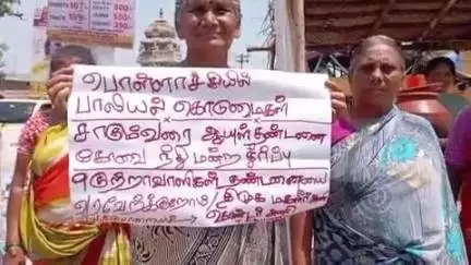 திருச்செங்கோடு: எலச்சிபாளையத்தில் பொள்ளாச்சி பாலியல் வழக்கு தீர்ப்பை வரவேற்று திமுகவினர் இனிப்பு வழங்கி கொண்டாடினர்