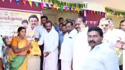 மொடக்குறிச்சி: பூந்துறை சேமூரில் நியாய விலைக் கடையை அமைச்சர் முத்துசாமி அவர்கள் திறந்து வைத்து பொதுமக்களுக்கு பொருட்களை வழங்கினார்