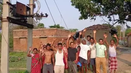 पूर्वी टुंडी: बड़तोल हैसाडीह में भीषण बिजली संकट चार दिन से खराब है ट्रांसफार्मर, विभाग बेखबर #Jansamasya