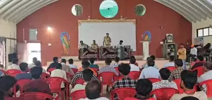 अक्राणी: धडगाव शहरात सामाजिक सभागृहात आदिवासी युवकांना पोलीस अधीक्षकांनी करिअर संदर्भात केले मार्गदर्शन