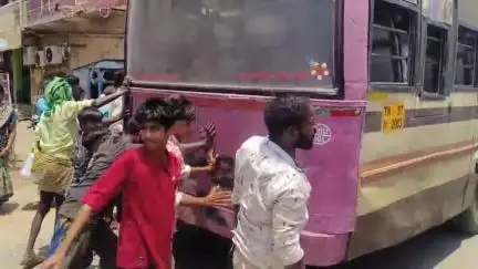 சிங்கம்புனரி: கடைவீதியில் தள்ளு தள்ளு என தள்ளியும் ஸ்டார்ட் ஆகாத அரசு நகர் பேருந்தை நிறுத்தி சென்ற ஓட்டுனர்