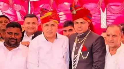 गुड़ामालानी: बाङमेर-जैसलमेर सांसद उम्मेदाराम बेनिवाल ने समदड़ो का तला क्षेत्र का दौरा किया, आमजन से हुए रूबरू