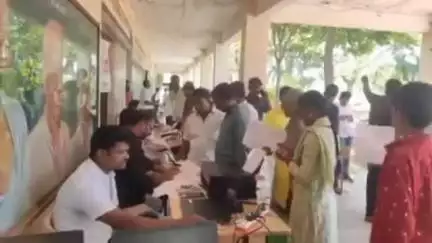 दक्षिण सोलापूर: मंद्रुप येथे अप्पर तहसील कार्यालय आयोजित महाराजस्व अभियानांतर्गत विद्यार्थ्यांच्या विविध दाखल्यासाठी शिबिराचे आयोजन...