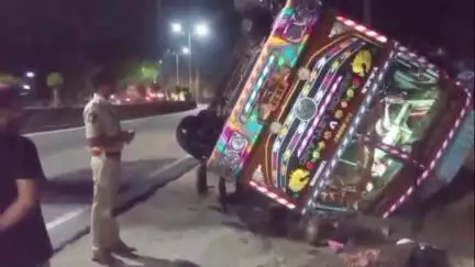 హుజూరాబాద్: పట్టణంలోని ప్రభుత్వ జూనియర్ కళాశాల సమీపంలో జాతీయ రహదారిపై బోల్తా పడిన మక్కల లారీ డ్రైవర్ కు స్వల్ప గాయాలు