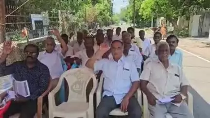 காட்பாடி: காட்பாடி காந்திநகர் பகுதியில் தமிழ்நாடு மின்வாரிய ஓய்வு பெற்றோர் நல அமைப்பு சார்பில் ஆர்ப்பாட்டம் நடைபெற்றது