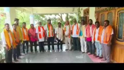 దేవరకద్ర: కాంగ్రెస్ ప్రభుత్వం ఇచ్చిన హామీల్లో ఏ ఒక్కటి నెరవేర్చలేదు బిజెపి  పట్టణ అధ్యక్షులు శ్రీనివాస్ రెడ్డి