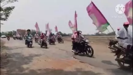 నెల్లికుదురు: ఇందిరమ్మ ఇళ్ల అవకతవకలపై మునిగిలవీడు మాజీ సర్పంచ్ నవీన్‌రావు ఆధ్వర్యంలో భారీ బైక్ ర్యాలీ, అంబేద్కర్ విగ్రహానికి వినతి