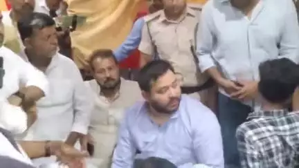 गरखा: नरायणपुर में शहीद सब-इंस्पेक्टर मो. इम्तियाज के परिजनों से नेता प्रतिपक्ष तेजस्वी यादव ने की मुलाकात