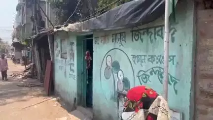 রানিগঞ্জ: রানীগঞ্জের ৩৬ নম্বর ওয়ার্ডের শিশু বাগান এলাকায় তৃণমূলের কার্যালয়ে মুদি দোকান দলের কর্মীরা ক্ষুব্ধ