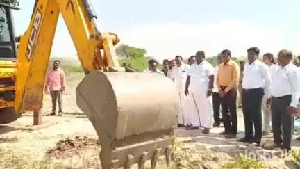 செந்துறை: செந்துறை ஊராட்சி ஒன்றிய பகுதிகளில் 1.04 கோடி மதிப்பீட்டில், 13  பணிகளை போக்குவரத்து மற்றும் மின்சார துறை அமைச்சர் தொடங்கிவைப்பு
