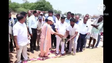 కొండమల్లేపల్లి: ధాన్యం కొనుగోలు కేంద్రాన్ని సందర్శించిన జిల్లా కలెక్టర్ ఇలా త్రిపాఠి ఎమ్మెల్యే బాలునాయక్