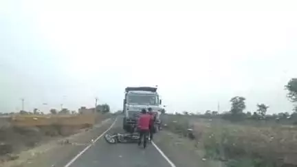 प्रभात पट्टन: बीरूल बाजार के पास शराब के नशे में युवक ने सड़क पर उत्पात मचाया, राहगीरों से झड़प