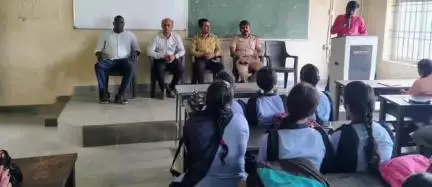 ಮುಂಡಗೋಡ: ಪಟ್ಟಣದ ಸರಕಾರಿ ಪದವಿ ಕಾಲೇಜಿನಲ್ಲಿ ಪೊಲೀಸ್ ಇಲಾಖೆಯಿಂದ ಕಾನೂನು ಅರಿವು, ಜಾಗೃತಿ ಕಾರ್ಯಕ್ರಮ ಮಂಗಳವಾರ ನಡೆಯಿತು.
