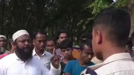 বন বিভাগে দুজন লোকক আটক কৰাকলৈ ডবকা আঞ্চলিক বন বিষয়াৰ কাৰ্য্যালয়ৰ সমীপত শতাধিক লোকৰ অৱস্থান