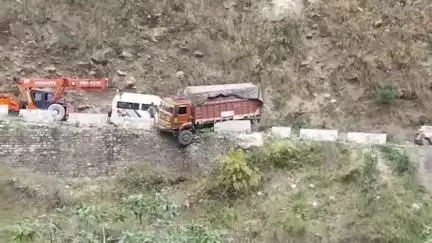 कर्णप्रयाग: बद्रीनाथ राष्ट्रीय राजमार्ग पर गौचर और कर्णप्रयाग के बीच टला बड़ा हादसा, ट्रक खाई में जाने से बाल-बाल बचा