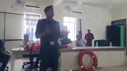 टेढ़ागाछ: टेढ़ागाछ में बाढ़ आपदा से बचाव के लिए एसडीआरएफ ने दिया प्रशिक्षण, अधिकारियों और कर्मियों ने लिया भाग