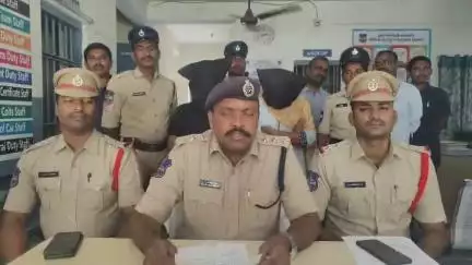 తిప్పర్తి: కోర్టు ఉద్యోగాల పేరుతో 31 మంది నిరుద్యోగ మహిళలను మోసగించి వారి వద్ద రూ.10.32 లక్షలు వసూలు చేసిన వ్యక్తులు అరెస్ట్