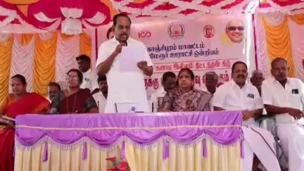 உத்திரமேரூர்: உத்திரமேரூர் வட்டார அலுவலகத்தில் கலைஞர் கனவு இல்லம் வீடு கட்டுவதற்காக பணி ஆணையை உத்திரமேரூர் எம்எல்ஏ வழங்கினார்