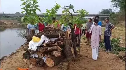 बानो: बानो में बेटी ने पिता को दी मुखाग्नि, 'बेटियां बेटों से कम नहीं' - मुखिया विश्वानाथ बडाईक